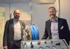 Torsten Scherweit (links) und Christian Eidam bei der Präsentation der Schaumtechnikmaschine Skumix aus dem Hause Menno Chemievertrieb GmbH.